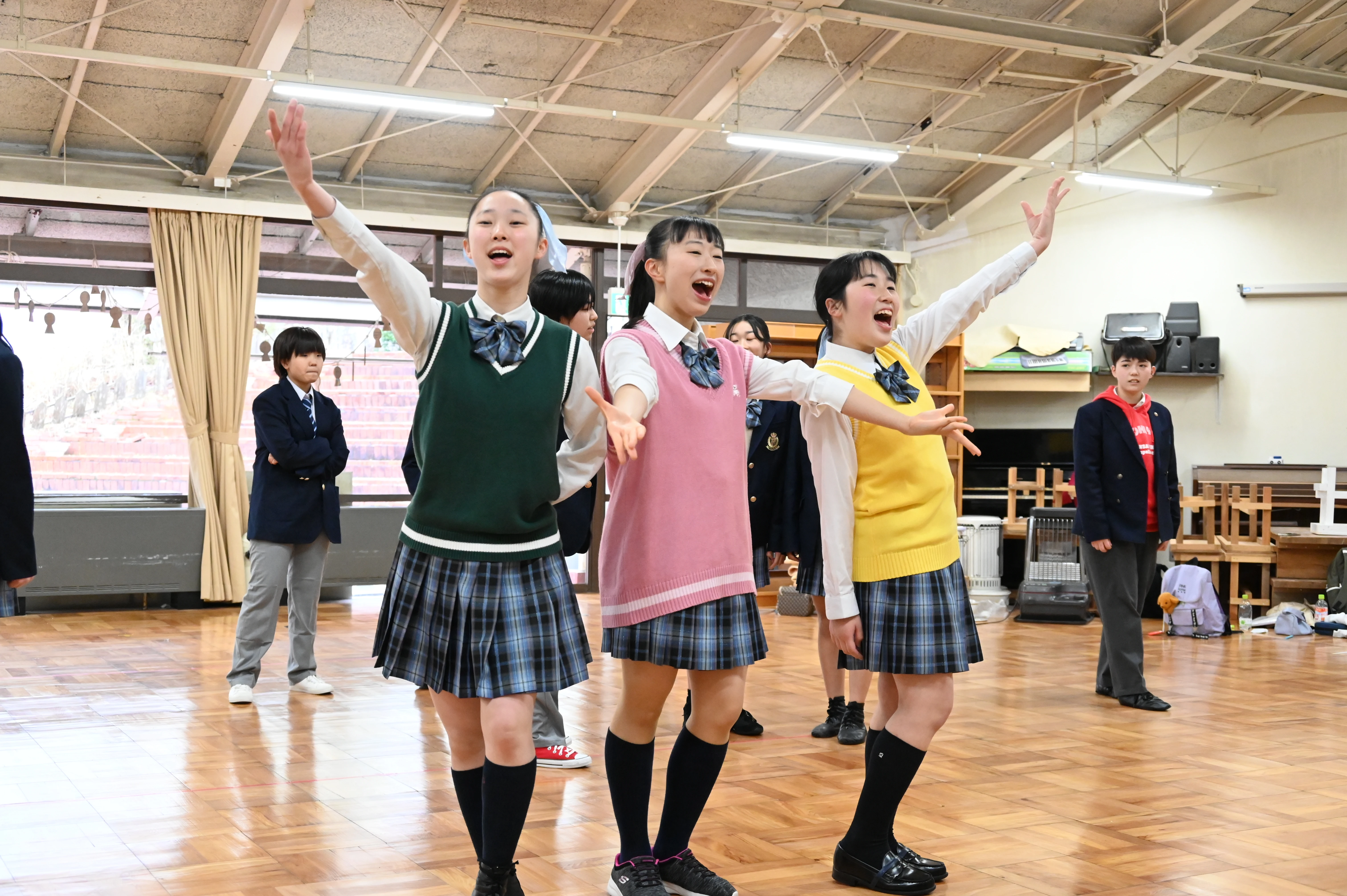 ダンスと歌声が融合する舞台へ。若き才能が輝く場所へようこそ！
